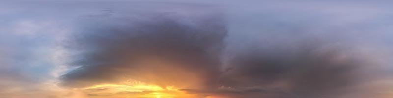 cielo azul oscuro antes del atardecer con hermosas nubes impresionantes antes de la tormenta. vista de ángulo de 360 grados de hdri sin costuras con cenit para uso en gráficos o desarrollo de juegos como cúpula del cielo o edición de toma de drones foto