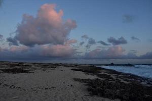 nubes rosadas sobre la costa de aruba foto