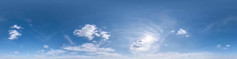 cielo azul claro con hermosas nubes. vista de ángulo de 360 grados panorámica hdri perfecta sin suelo para usar en gráficos 3d o desarrollo de juegos como cúpula del cielo o editar toma de drones foto