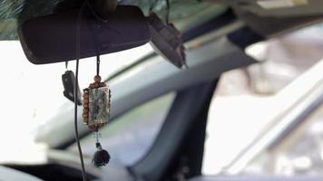 l'icône amulette dans la voiture de nicolas le thaumaturge sur un cordon. le badge s'accroche commodément sur le rétroviseur de la voiture. traduction séraphin de sarov le thaumaturge. video