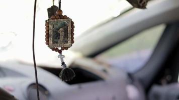 icône en bois amulette dans la voiture de nicolas le thaumaturge sur une ficelle double face. l'icône est commodément accrochée au rétroviseur. traduction séraphin de sarov le thaumaturge. video