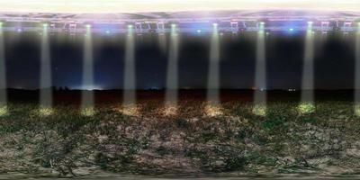 panorama esférico nocturno 360 sin costuras entre campos con platillo volador flotando sobre el suelo con focos fuertes en proyección equirectangular, listo para contenido de realidad virtual vr ar foto