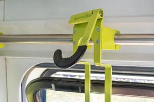 portabicicletas en un tren. dispositivo de transporte para bicicletas en el vagón. foto