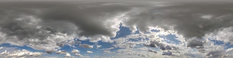 cielo azul con hermosas nubes oscuras antes de la tormenta. vista de ángulo de 360 grados de hdri sin costuras con cenit para usar en gráficos 3d o desarrollo de juegos como cúpula del cielo o editar toma de drones foto