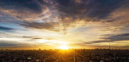 paisaje nublado por la noche en la ciudad, puesta de sol colorida foto