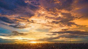 paisaje nublado por la noche en la ciudad, puesta de sol colorida foto