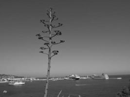 isla de ibiza en el mar mediterráneo foto