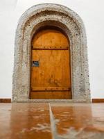 hermosa puerta de madera antigua con adornos de hierro en un castillo medieval en austria. foto