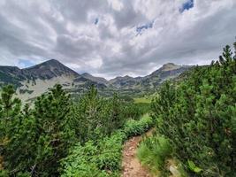 impresionantes vistas en el camino hacia el pico jangal y el lago popovo en las montañas pirin, bulgaria. foto