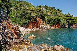 prístina vista a la bahía de una isla de Grecia. foto
