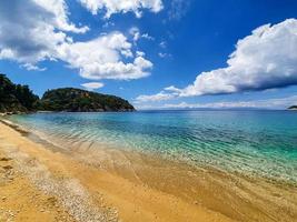 prístina vista a la bahía de una isla de Grecia. foto