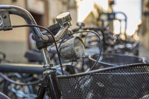 Primer plano de un antiguo faro de bicicleta vintage en Italia. foto