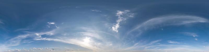 panorama de cielo azul hdr 360 con hermosas nubes blancas en proyección transparente con cenit para uso en gráficos 3d o desarrollo de juegos como cúpula del cielo o edición de drones para reemplazo del cielo foto