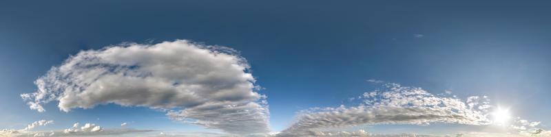 cielo azul con hermosas nubes. vista de ángulo de 360 grados de hdri sin costuras con cenit para usar en gráficos 3d o desarrollo de juegos como cúpula del cielo o editar toma de drones foto