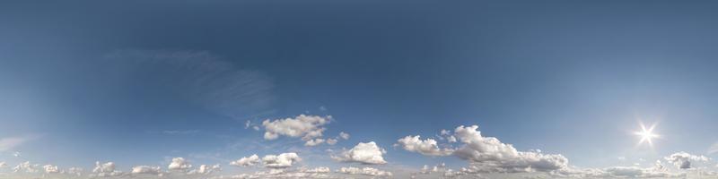 panorama de cielo azul hdr 360 con hermosas nubes blancas en proyección transparente con cenit para uso en gráficos 3d o desarrollo de juegos como cúpula del cielo o edición de drones para reemplazo del cielo foto