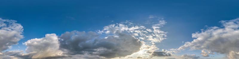 cielo azul con hermosas nubes blancas. vista de ángulo de 360 grados de hdri sin costuras con cenit para usar en gráficos 3d o desarrollo de juegos como cúpula del cielo o editar toma de drones foto