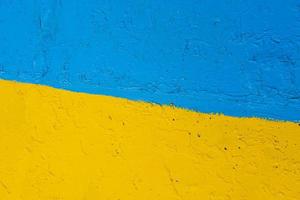 muro de hormigón pintado de amarillo y azul como la bandera ucraniana, el país de la víctima del agresor foto