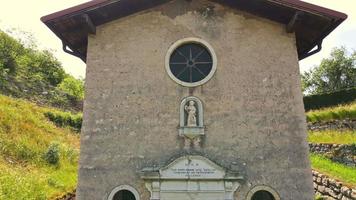 una pequeña iglesia en medio de un pueblo tranquilo y pacífico cerca del bosque video