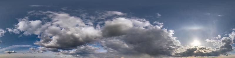 cielo azul con hermosas nubes blancas antes de la tormenta. vista de ángulo de 360 grados de hdri sin costuras con cenit para usar en gráficos 3d o desarrollo de juegos como cúpula del cielo o editar toma de drones foto