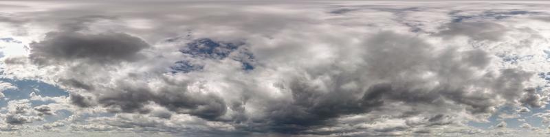 cielo azul con hermosas nubes oscuras antes de la tormenta. vista de ángulo de 360 grados de hdri sin costuras con cenit para usar en gráficos 3d o desarrollo de juegos como cúpula del cielo o editar toma de drones foto