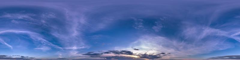 panorama hdri de cielo azul vespertino sin costuras vista de ángulo de 360 grados con cenit y hermosas nubes para usar en gráficos 3d como cúpula del cielo o editar toma de drones foto