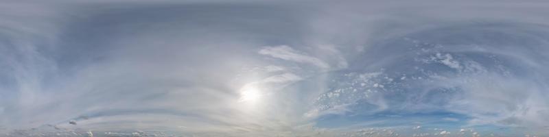 panorama de cielo azul hdri 360 con hermosas nubes blancas en proyección transparente con cenit para uso en gráficos 3d o desarrollo de juegos como cúpula del cielo o edición de drones para reemplazo del cielo foto