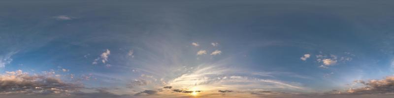 panorama hdri de cielo azul vespertino sin costuras vista de ángulo de 360 grados con cenit y hermosas nubes para usar en gráficos 3d como cúpula del cielo o editar toma de drones foto