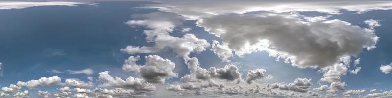 cielo azul hdri 360 panorama con hermosas nubes blancas. panorama perfecto con cenit para uso en gráficos 3d o desarrollo de juegos como cúpula del cielo o edición de drones para reemplazo del cielo foto