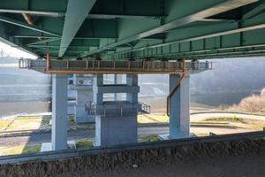 enorme puente de coches a través del ancho río foto