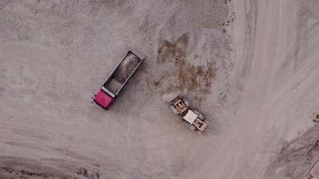 vista aérea de arriba hacia abajo de la carga de escombros en un camión volquete. video