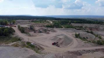 antenne visie van opencast kalksteen mijnbouw steengroeve met transportband systeem. video