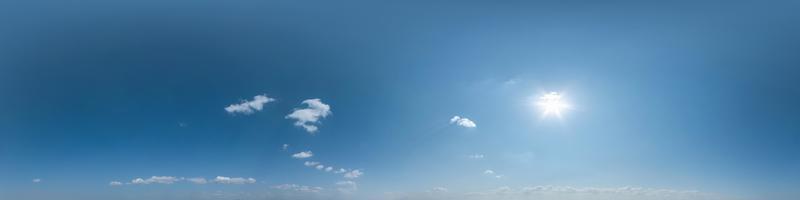 cielo azul claro con hermosas nubes blancas. vista de ángulo de 360 grados panorámica hdri perfecta con cenit para usar en gráficos 3d o desarrollo de juegos como cúpula del cielo o editar toma de drones foto