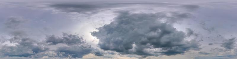 cielo azul con hermosas nubes oscuras antes de la tormenta. vista de ángulo de 360 grados de hdri sin costuras con cenit para usar en gráficos 3d o desarrollo de juegos como cúpula del cielo o editar toma de drones foto