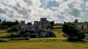 forntida tulumruiner Mayan plats tempelpyramider artefakter havslandskap mexico. video