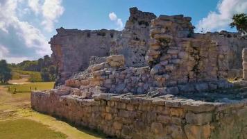 antiche rovine di tulum sito maya tempio piramidi manufatti vista sul mare messico. video