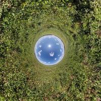 pequeño planeta azul. inversión de la transformación del pequeño planeta del panorama esférico de 360 grados. vista aérea abstracta esférica. curvatura del espacio. foto