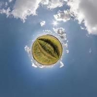 pequeño planeta verde transformación de panorama esférico 360 grados. vista aérea abstracta esférica en el campo con cielo despejado y hermosas nubes impresionantes. curvatura del espacio. foto