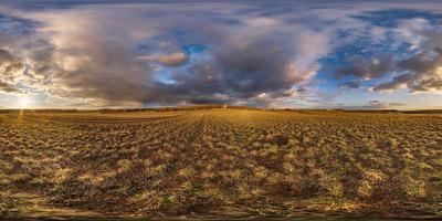 panorama hdri esférico completo vista en ángulo de 360 grados entre campos agrícolas en la noche de otoño con impresionantes nubes de puesta de sol en proyección equirectangular, listo para contenido de realidad virtual vr ar foto