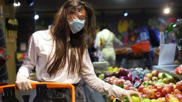 vrouw boodschappen doen vervelend een masker video