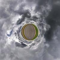 pequeño planeta transformación de panorama esférico 360 grados. vista aérea abstracta esférica en el campo con cielo despejado y hermosas nubes impresionantes. curvatura del espacio. foto