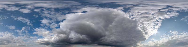 cielo azul con hermosas nubes blancas antes de la tormenta. vista de ángulo de 360 grados de hdri sin costuras con cenit para usar en gráficos 3d o desarrollo de juegos como cúpula del cielo o editar toma de drones foto