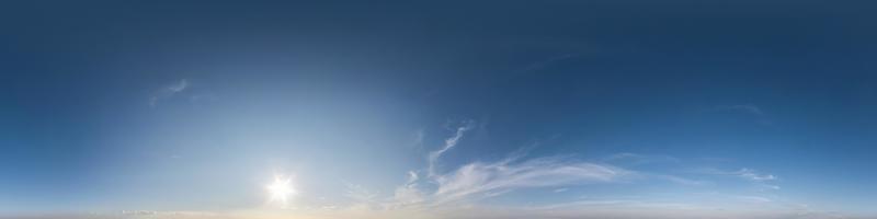 panorama de cielo azul hdri 360 con hermosas nubes blancas en proyección transparente con cenit para uso en gráficos 3d o desarrollo de juegos como cúpula del cielo o edición de drones para reemplazo del cielo foto