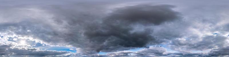 cielo azul con hermosas nubes oscuras antes de la tormenta en un panorama hdri sin fisuras vista en ángulo de 360 grados con cenit para usar en gráficos 3d o desarrollo de juegos como cúpula del cielo o editar toma de drones foto