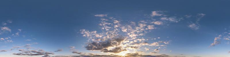 panorama hdri de cielo azul vespertino sin costuras vista de ángulo de 360 grados con cenit y hermosas nubes para usar en gráficos 3d como cúpula del cielo o editar toma de drones foto