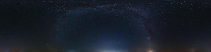 panorama nocturno 360 con estrellas y vía láctea. panorama perfecto con cenit para uso en gráficos 3d o desarrollo de juegos como cúpula del cielo o edición de drones para reemplazo del cielo foto