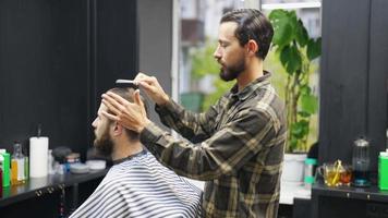 pentes de barbeiro e estilos de cabelo do cliente masculino video