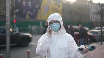 trabalhador de saúde ao ar livre pandemia
