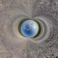 esfera azul pequeño planeta dentro del fondo del camino de grava. foto