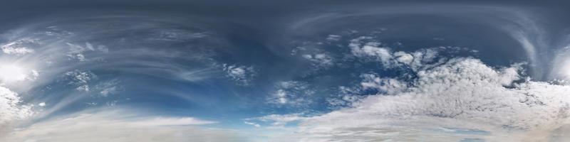 cielo azul transparente hdri panorama 360 grados ángulo de visión con hermosas nubes para usar en gráficos 3d o desarrollo de juegos como cúpula del cielo o editar toma de drones foto