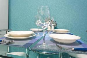 mesa de invitados en el interior de la moderna cocina de lujo en apartamentos tipo estudio de estilo minimalista foto